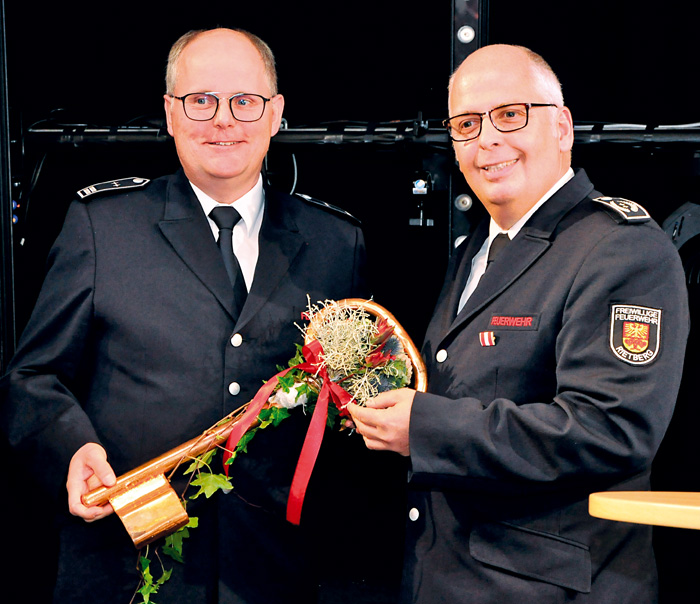 Stadtbrandmeister Matthias Setter (rechts) überreicht den symbolischen Schlüssel für das neue Gerätehaus an Löschzugfüh