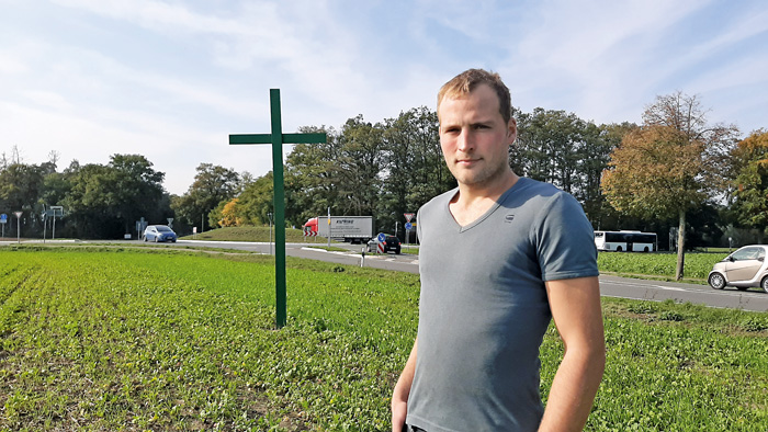 Ein stiller Protest: Landwirt Marco Schulte-Lindhorst freut sich, wenn Menschen interessiert nachfragen, was das grüne Kreuz