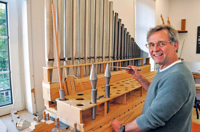 871 Orgelpfeifen werden bei den Renovierungsarbeiten am Hülscheider Instrument vom Orgelbaumeister Ralf Müller an der Inton