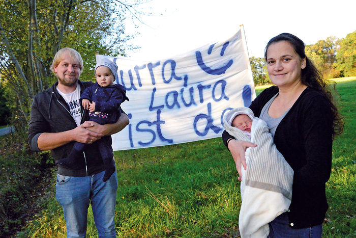 Sandra und Tobias Lienkamp freuen sich mit der kleinen Lina über die Geburt von Baby Laura. Fotos: RSA/Addicks
