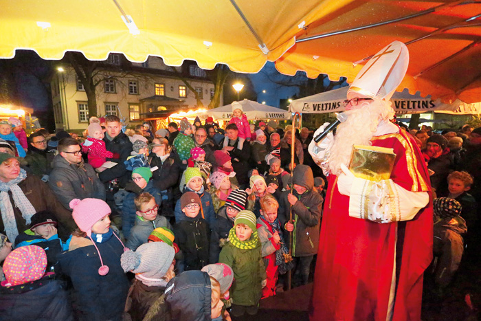 Wenn der Nikolaus den Weihnachtsmarkt besucht, wird er sofort von einer Schar Kinder umringt. Für die Kleinen hatte der Mann