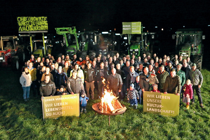 Großer Protestaufmarsch: In Bokel haben sich viele Landwirte versammelt, um mit einem Mahnfeuer auf die Missstände in der L