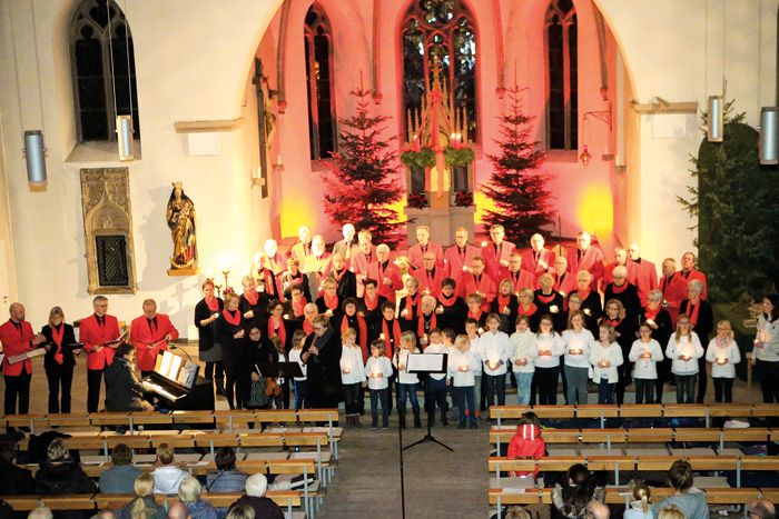 Vielfältig präsentierten sich die Chöre und hatten ein großes Repertoire an weihnachtlichem Liedgut im Gepäck. Begleitet