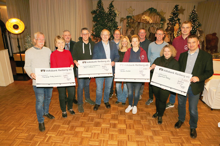 Großen Grund zur Freude hatten die Vertreter vom Jugendwerk Rietberg, der Hospizgruppe Rietberg-Neuenkirchen, die Messdiener