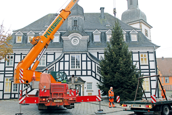 Mit seiner „Schokoladenseite“ wurde der Weihnachtsbaum zur Rathausstraße gestellt. Für das Schmücken des Baums sind di