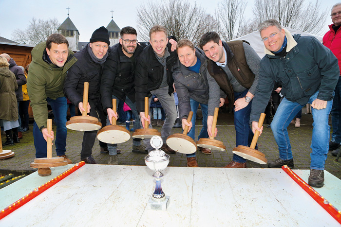 Ihren Titel verteidigen konnten die Männer vom „Thron 2018“ beim Eisstockschießen in Varensell. Grund zur Freude hatten