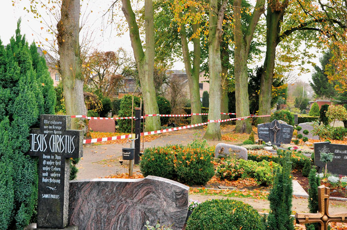 Damit begann der Ärger. Die Linden auf dem Friedhof am Johannesweg wollte die kath. Kirchengemeinde aus Sicherheitsgründen 