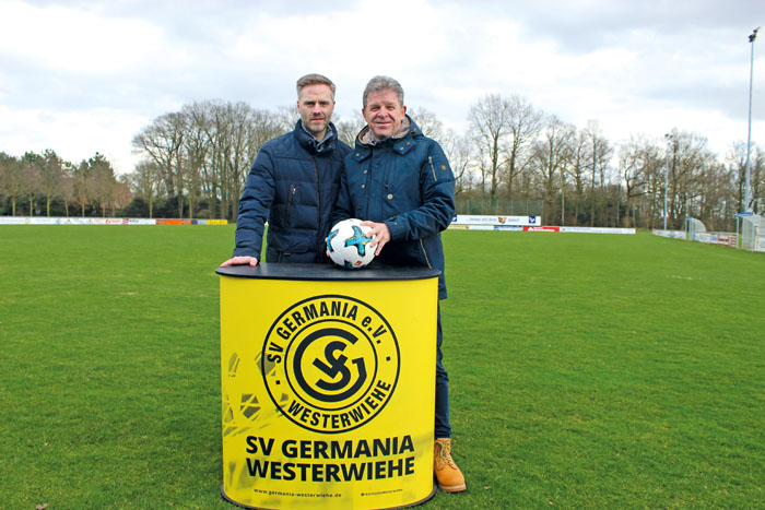 Vorsitzender Mario Meier (links) und Robert Oesterschlink freuen sich auf das besondere Fußballspiel am 16. April. Foto: RS