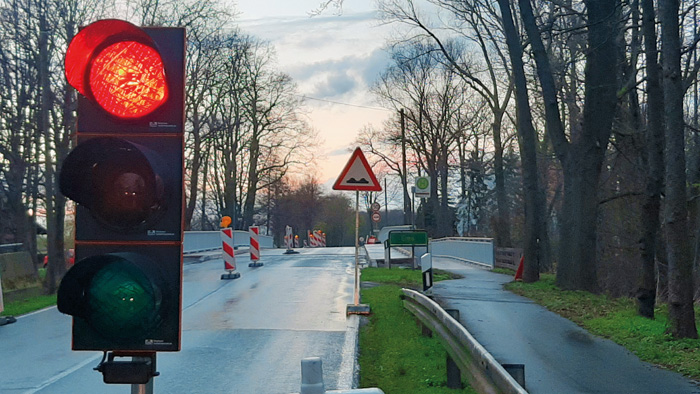 Die Fahrbahn auf der Brücke wird sowohl auf der Straße als auch auf dem Radweg saniert. Foto: RSA/Addicks