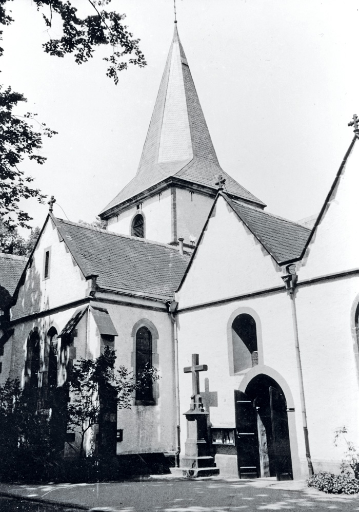 Den Platz neben der Pfarrkirche hatte das Kreuz bis 1972. Dann erfolgte der Umbau der Kirche und das Kreuz musste wieder weg.