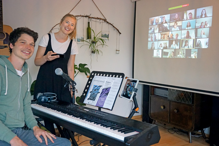 Sören Graute und Wibke Kordtomeikel proben mit den Chormitgliedern via Video-Konferenztool. So bleiben alle auf dem aktuelle