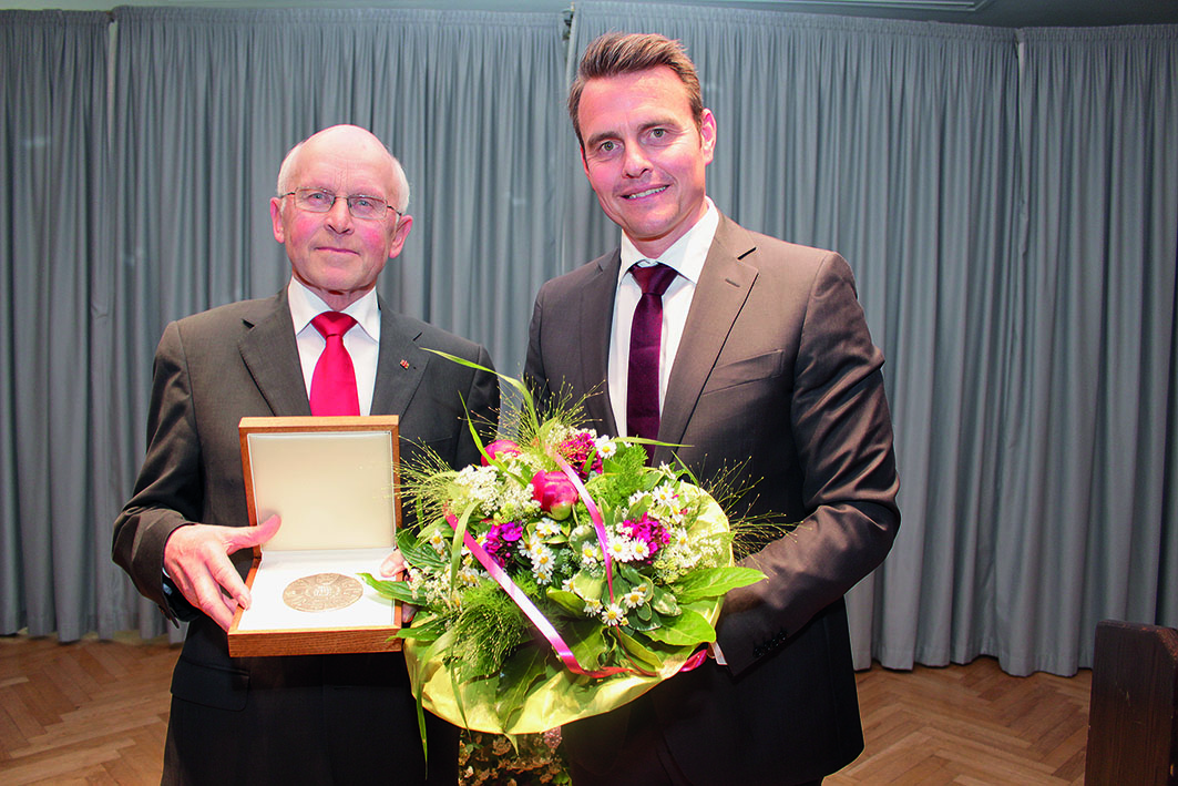 Im Mai 2016 überreichte Bürgermeister Andreas Sunder (rechts) die Verdienstmedaille der Stadt Rietberg an Hubert Deittert. 