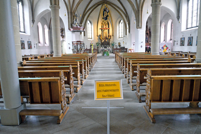 In der Kirche St. Johannes Baptist gelten nun strenge Hygienevorschriften. Die Besucher sind angehalten, auf die Abstandsmark