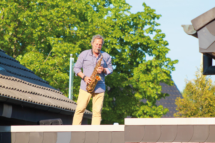 In seinem Element: Dietmar Nelson spielt mit seinem Saxophon auf dem Dach seiner Garage und möchte damit die vielen Menschen