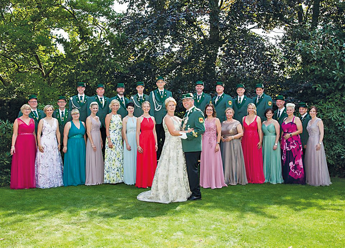 Zum Thron des Königspaares Kirsten I. und André I. Nordmann (vorne Mitte) gehören (v.l.) Judith und Sascha Pülke, Anika u