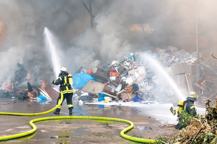 Nur unter schwerem Atemschutz konnten die Feuerwehrleute arbeiten. Ständiger Wechsel der Einsatzkräfte beim Lösch­einsatz