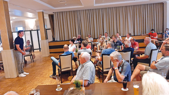 Nach der Präsentation suchte Bürgermeister Andreas Sunder das direkte Gespräch mit den Zuhörern im Saal, um sich ein Bild