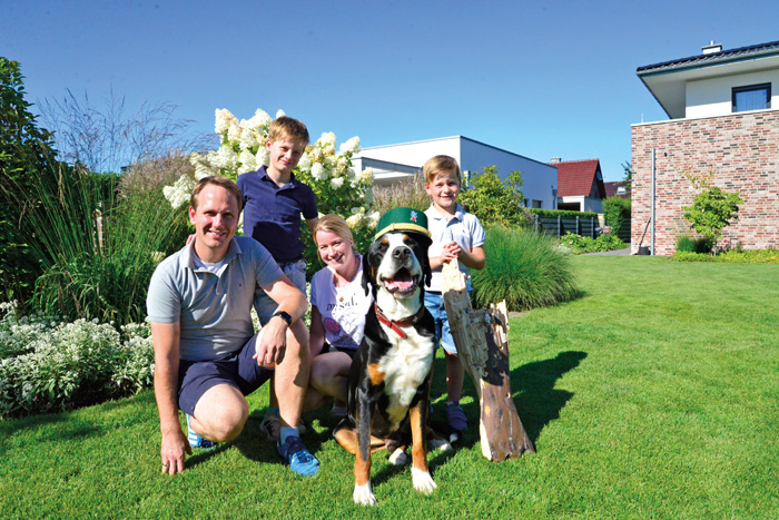 Schützenfamilie durch und durch: Daniel und Melanie Deppe mit den Söhnen Karl (8) und Toni (6) und Hund Josef.  Foto: RSA/