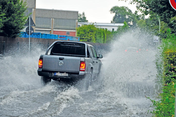 Auch der Torfweg in Rietberg stand abschnittsweise komplett unter Wasser wie hier an der Kreuzung Heinrich-Kuper-Straße. Sel