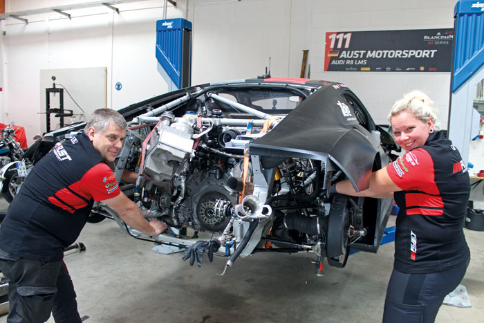 Eingespieltes Mechanikerteam: Sven Harder und Janet Gratzer zerlegen vor jedem Rennen die Autos und säubern und kontrolliere