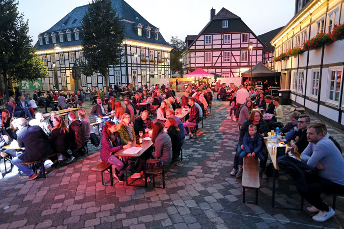 An den mit Abstand aufgestellten Biergarten-Garnituren machten es sich die Besucher bei Getränken gemütlich und erfreuten s