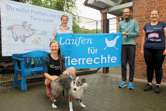 Anna Majda (Laufen gegen Leiden, v.l.), Frauke Albersmeier und Carla Fode (beide Achtung für Tiere) freuen sich über den Be