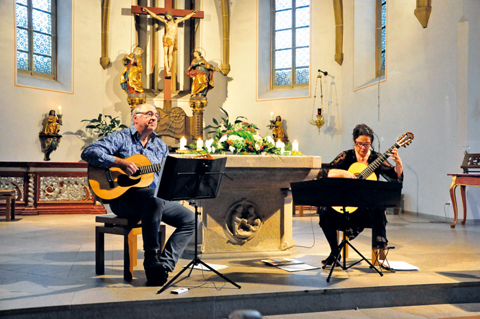 „Duo diferente“  Nicole Schipplick und Andreas Schlüer aus Bielefeld spielten bei „Kirchenmusik im Kloster“. Nach la