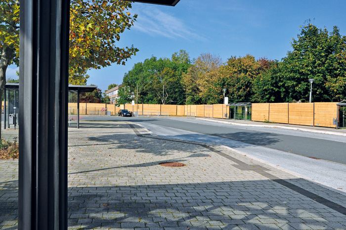 Ein Holz-Bauzaun entlang des zentralen Omnibusgeländes und weiter über den Schulhof des Bildungszentrums dient zur Sicherhe