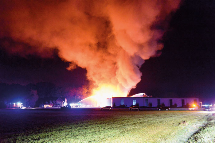 Beim Eintreffen der Feuerwehr stand die Lagerhalle schon im Vollbrand. Gelagerte Kartonagen lieferten den Flammen reichlich N