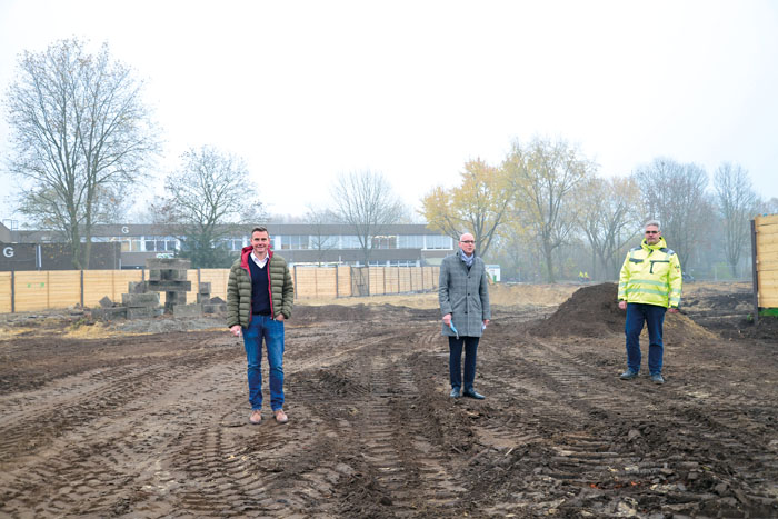 Andreas Sunder (v.l.), Arnd Baumann und Marcus Hertel stehen auf einem Teil des Areals, das für den ­Neubau des jetzigen Gy