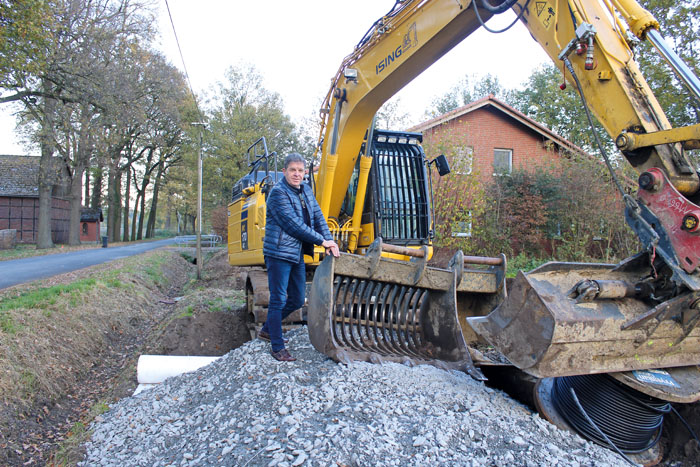 Die Bagger haben derzeit viel zu tun. Robert Oesterschlink freut sich, dass es mit den Arbeiten für den Radweg nun schnell v