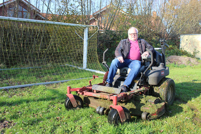 Reinhard Walter kümmert sich noch heute um die Pflege des Fußballplatzes an der Stukemeyerstraße. Fotos: RSA/Steinberg