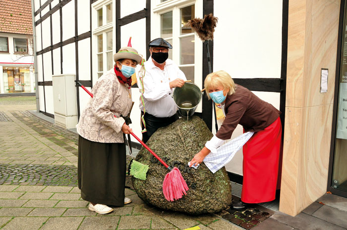 Am Nachmittag beginnen Marlis Rupprath (v.l.), Klaus Stücker, Ute Merschbrock als Stadtführer ihren Karnevals-Auftakt am St