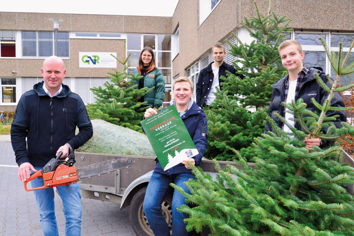 Lehrer Tobias Forthaus (v.l.) unterstützt die Idee seiner Schüler Maike Kemper, Felix Pickenäcker, Erik Horsthemke und Hen