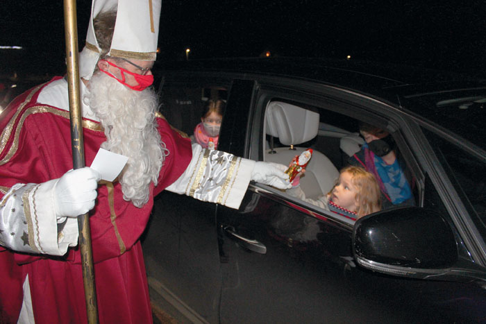 Alois Pauleickhoff im Gewand des Nikolauses sorgt für strahlende Kinderaugen bei der „Drive-in“-Aktion des Pastoralverbu