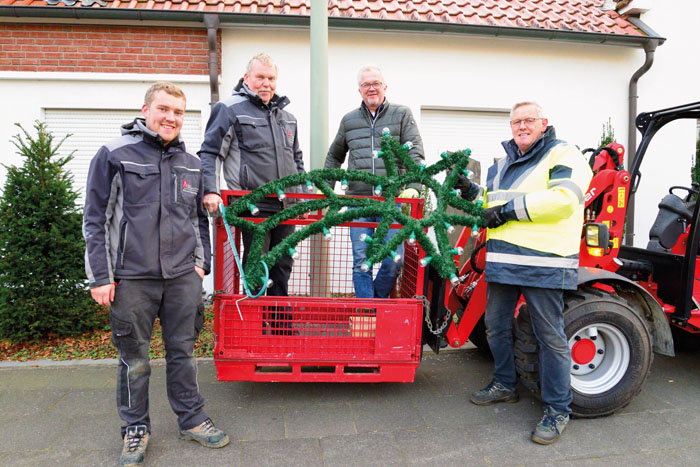 Michael Altehülshorst (v.l.), Bruno Altehülshorst, Manfred Habig und Günter Altehülshorst sorgen dafür, dass die leuchte