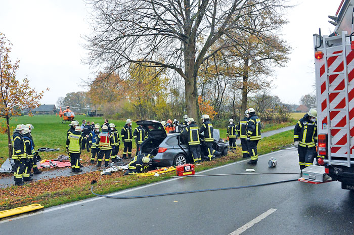 Schnell sind die Rettungskräfte vor Ort, um den beiden verunglückten Männern aus dem Wagen zu helfen. Die Rettungsaktion d