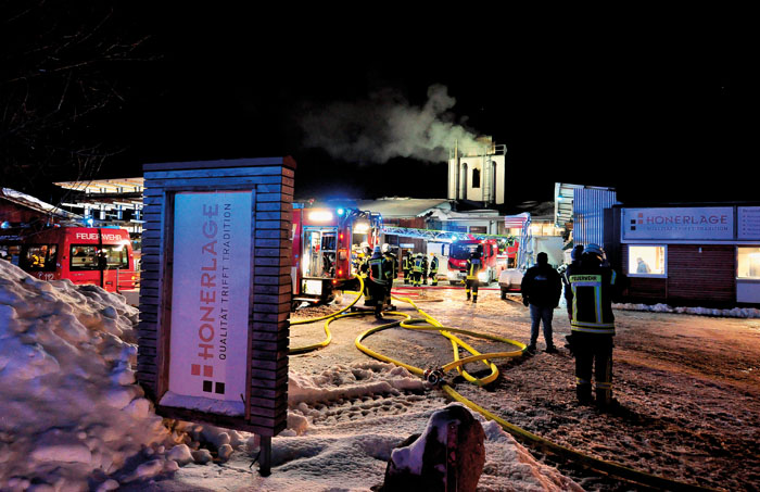 Bis zu 100 Feuerwehrkräfte waren in der Spitze vor Ort, um die gefährliche Brandentwicklung behutsam zu löschen. Unterstü