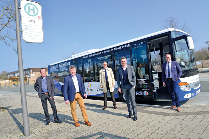 Stefan Honerkamp (VV OWL), Dirk Hänsgen (go.on - Gesellschaft für Bus- und Schienenverkehr) ­Landrat Sven-Georg Adenauer, 