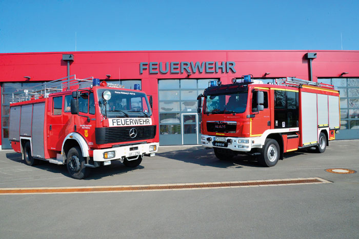 Das neue HLF 20 (rechts) löst den vorigen Einsatzwagen ab und erfüllt höchste Sicherheitsstandards. Fotos: RSA/Addicks