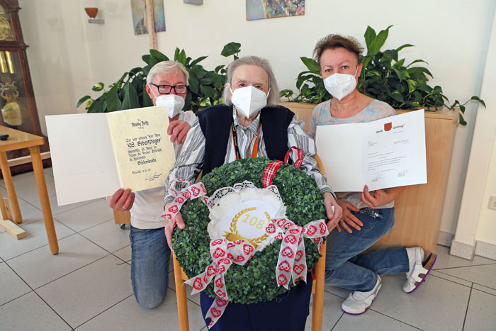 Glückwünsche aus Neuenkirchen, dem Kreis Gütersloh und der Stadt Rietberg konnte Maria Peitz (Mitte) entgegen nehmen. Auch