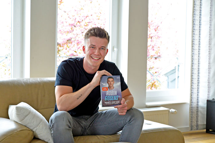 Mario Krischel präsentiert stolz sein Buch mit der Biografie von Nationalspieler Robin Gosens. Foto: RSA/Addicks