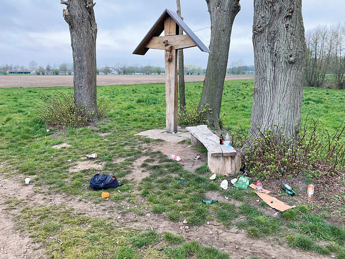 Neben dem beschädigten Kreuz lassen die Täter auch allerhand Müll und einen Rucksack liegen. Foto: privat