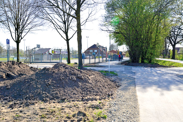 Der Blick Richtung Sportplatz der Germania zeigt es: Der Radweg ist frisch geteert, dennoch sieht es noch sehr nach Baustelle