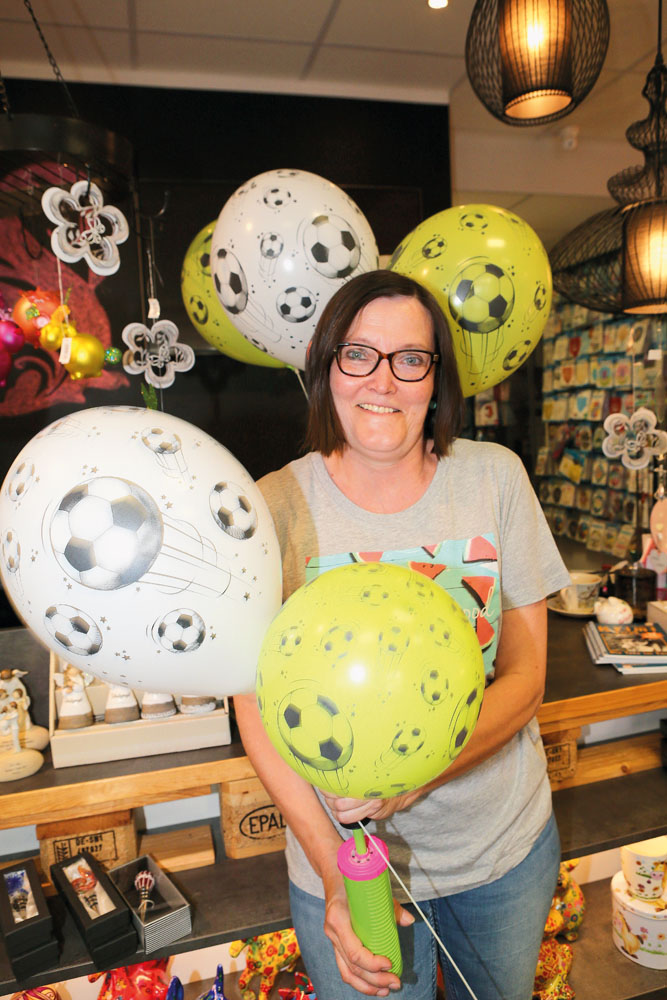 Ursula Junkerkalefeld schmückt ihr Geschäft in der Rathausstraße passend zur EM mit vielen bunten Fußball-Ballons. Fotos: