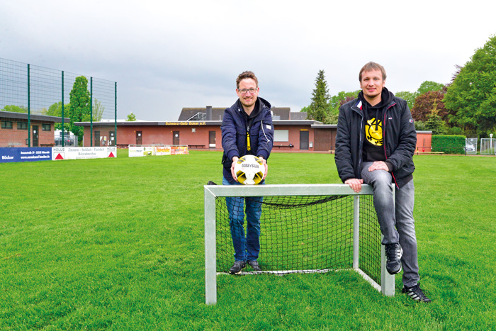 Markus Brunsing (links) und Christoph Bresser hoffen, dass es bald wieder losgehen kann auf dem Grün. Foto: RSA/Addicks