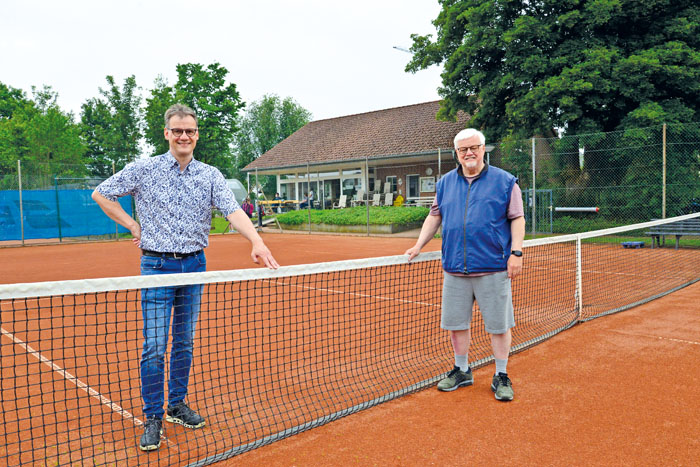 Dietmar Wieck (links) und Hans Peter Scharpenberg sind stolz auf die starke Tennisabteilung des RW Mastholte. Foto: RSA/Addic