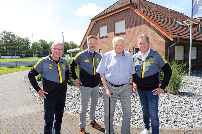 Siegfried Kleinhans (v.l.), Mario Meier und Robert Oesterschlink (rechts) mit dem ältesten Mitglied des Vereins: Erwin Buchw