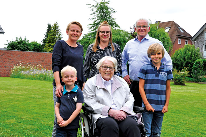 Anni Lütkebohle, Mittelpunkt ihrer kleinen Familie. Zum 100. 
Geburtstag gratulieren voller Freude und Dankbarkeit (v.li.) E