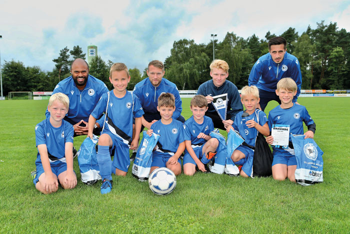 Die Nachwuchskicker Elias (vorne v.l.) Jonas, Nino, David, Elias und Jannes mit den Arminia-Trainern Jeffrey Addai (dahinter 